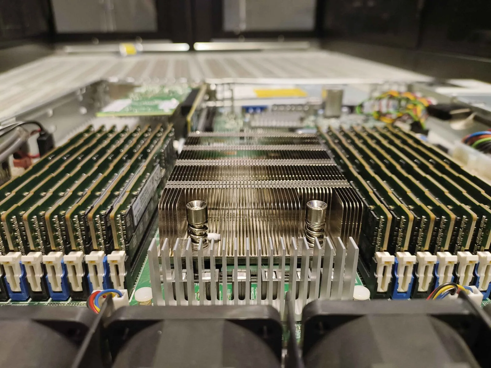 EPYC 7402P heatsink between DDR4 DIMM banks